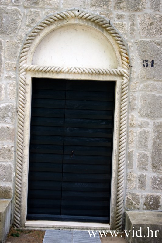 (13)  portal crkve Svetog Martina